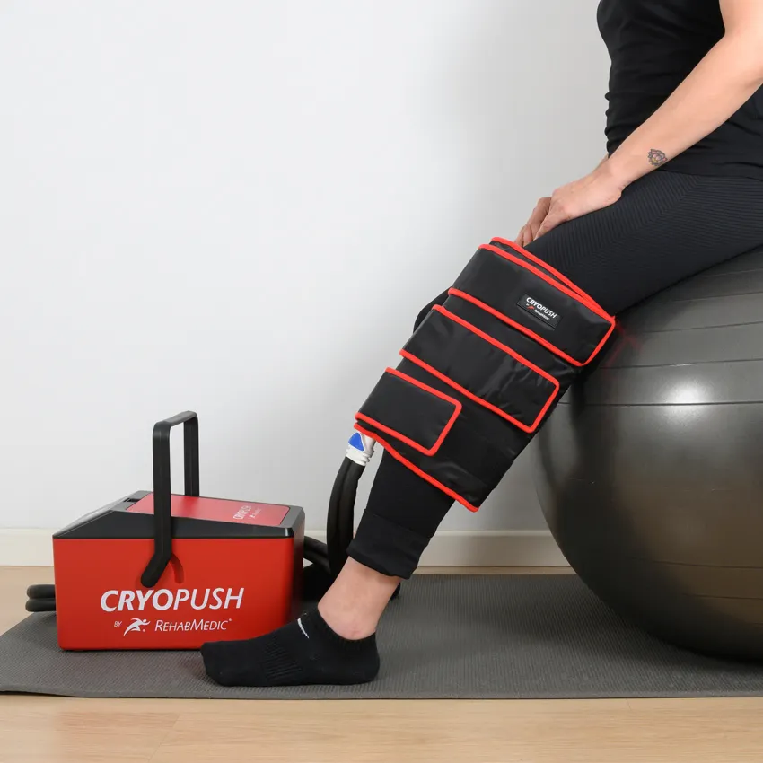 Equipo de crioterapia con compresión aplicado en rodilla